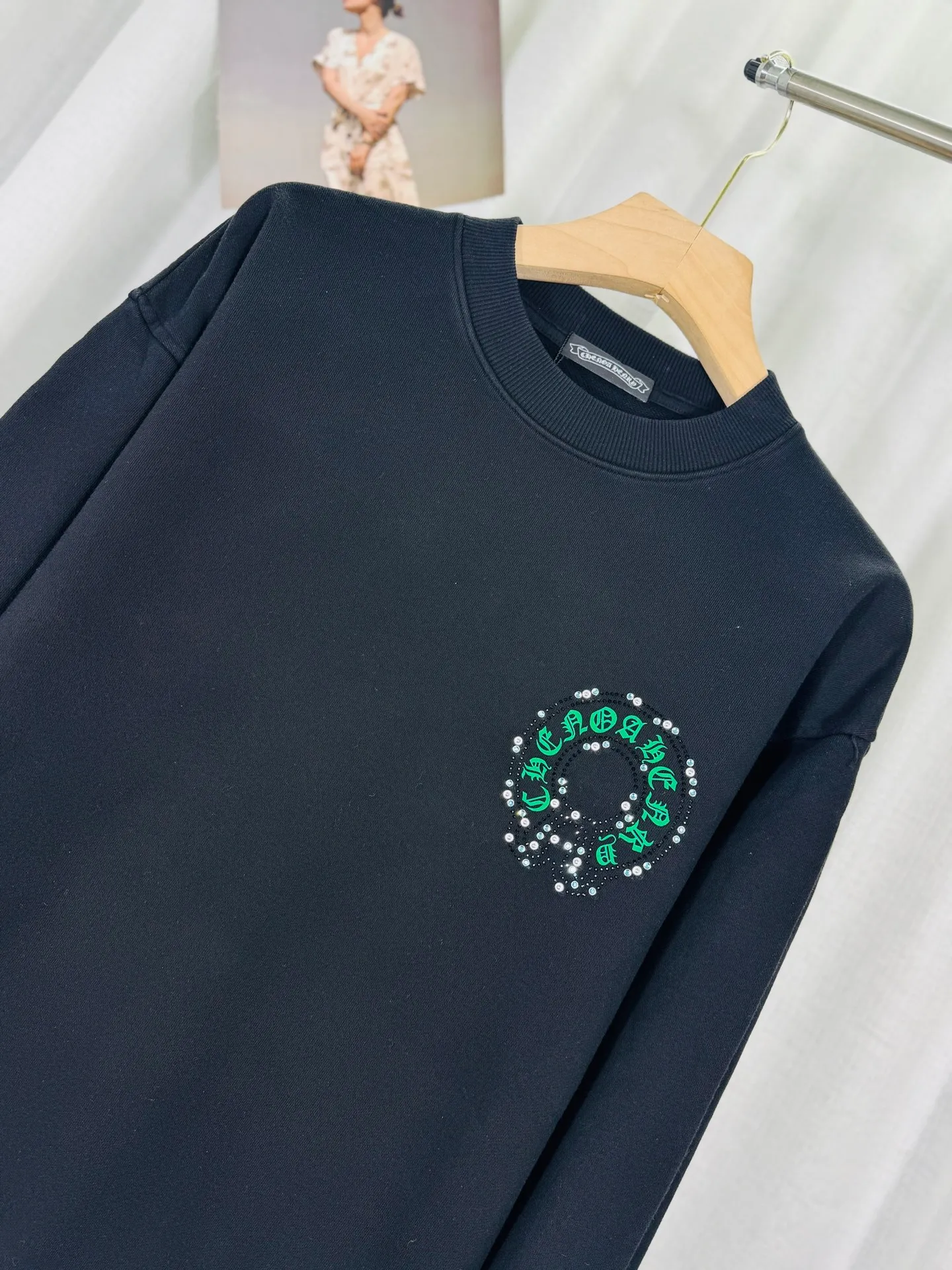 P260 top version, real shot without P, ​​different from market currency) 𝗖𝗵𝗿𝗼𝗺𝗲 𝗛𝗲𝗮𝗿𝘁𝘀/Cro Heart 2025 Reflective Embroidery Beads Compass Embroidery Autumn and Winter New Original Counter American Laser Burnt 3D Diamond Embroidery Couple Casual Sweater 👑The highest version! Customized fabric 420g tripe terry fabric! American acid-washed and distressed original fabric laser burnt ✟appliqué embroidery and exquisite embroidery of letters! The best-selling model in the counter, very comfortable to wear. Accessories: original molded and authenticated collar label➕100% silk wash label. Genuine purchase-grade original hangtag➕matching hanging rope➕3D hanging beads➕original packaging bag. Craftsmanship: The original version has consistent wiring! The highest version of the armhole matching technique! Color: Black White Size: S M L XL Style No.: 9321